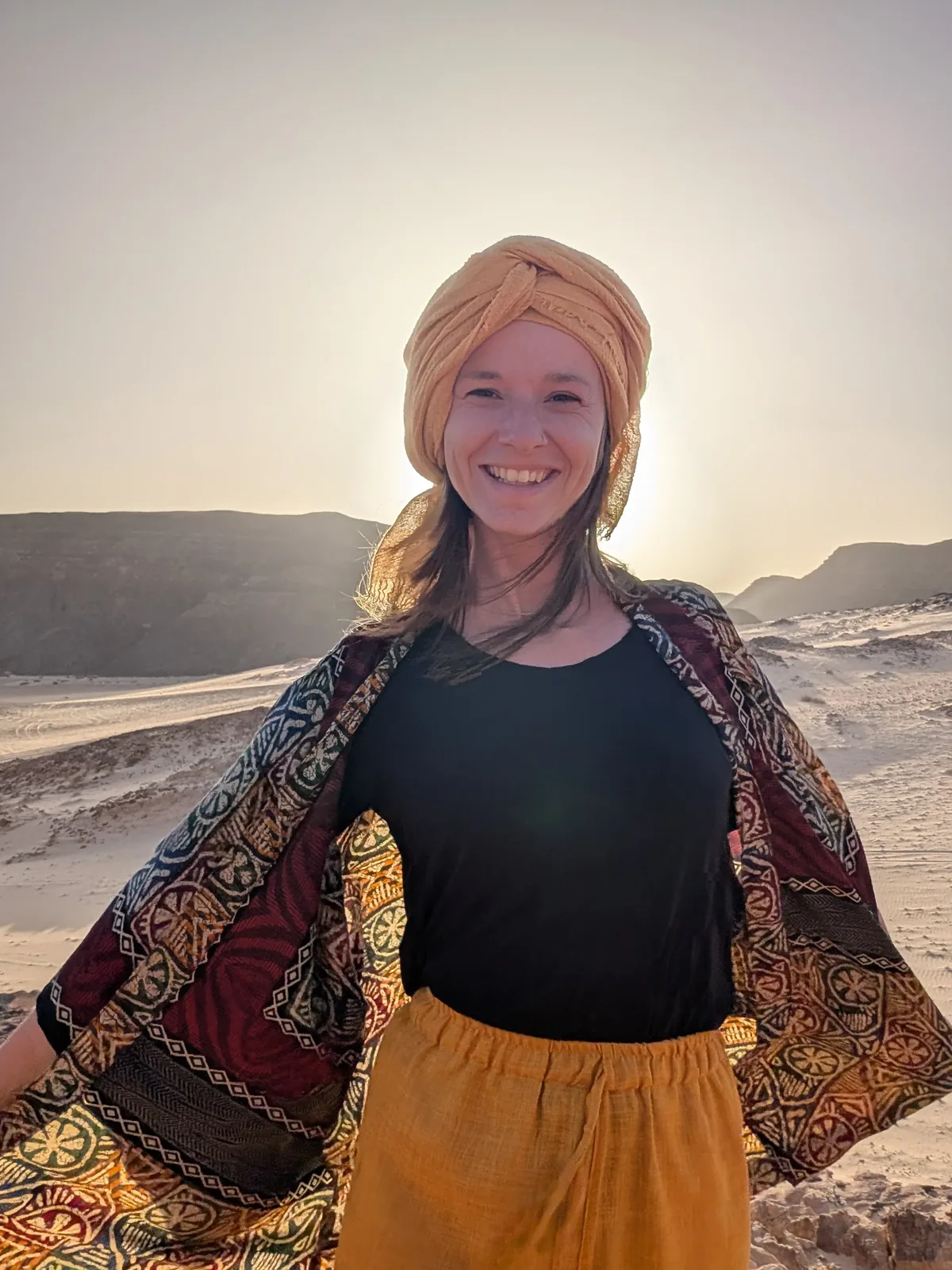 Elena Steinmann lacht in die Kamera — Sinai-Wüste, goldenes Abendlicht, Turban