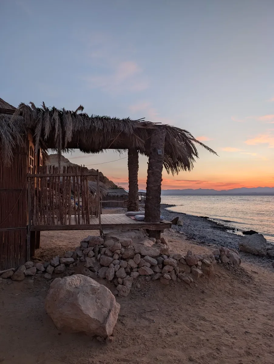 RockSea Camp Bungalow im Sonnenuntergang am Roten Meer in Nuweiba
