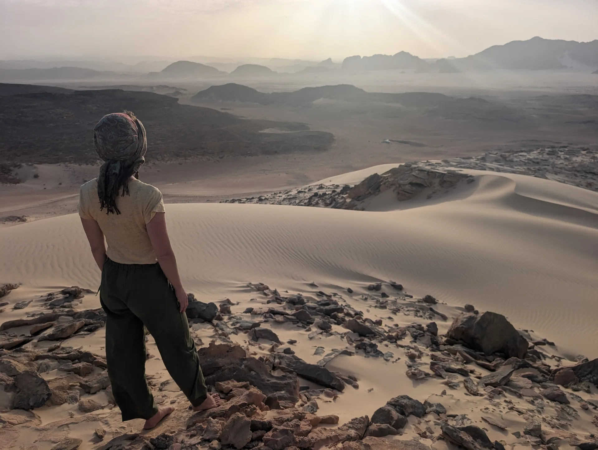 Elena Steinmann blickt über die Sanddünen des Sinai - Reisebegleitung zwischen Wüste und Wald